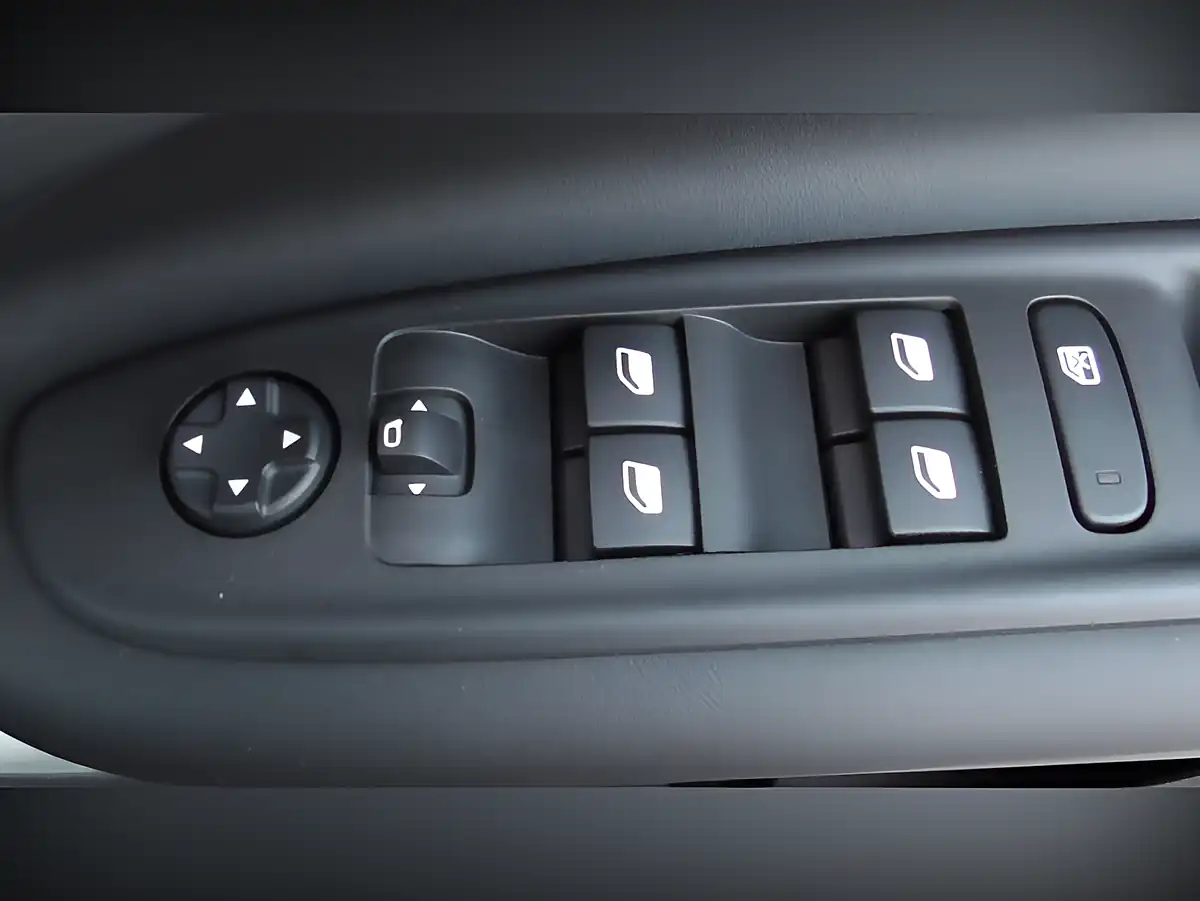 Used 2024 Jeep Avenger Altitude Black - Interior and Exterior details 9