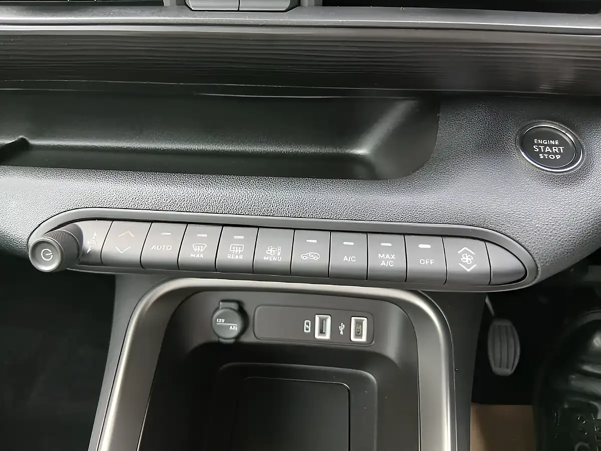 Used 2024 Jeep Avenger Altitude Red - Interior and Exterior details 12