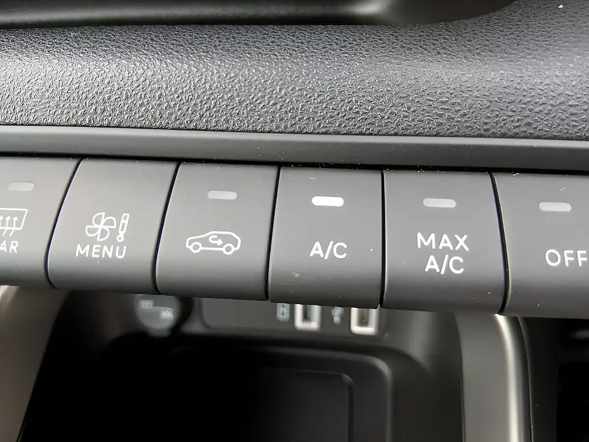 Used 2024 Jeep Avenger Altitude Red - Interior and Exterior details 13