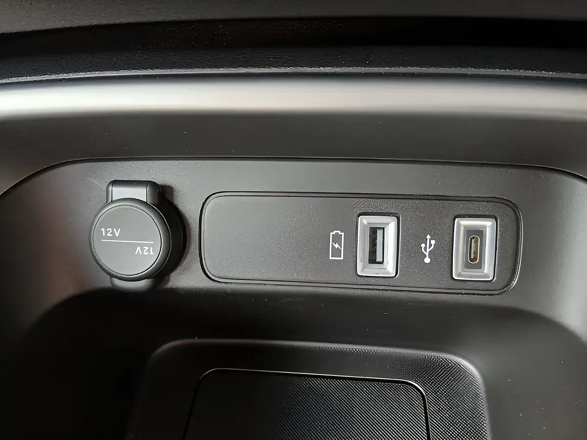 Used 2024 Jeep Avenger Altitude Red - Interior and Exterior details 16
