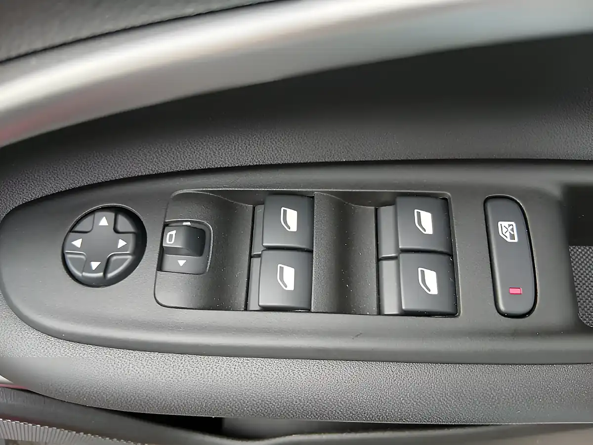 Used 2024 Jeep Avenger Altitude Red - Interior and Exterior details 18