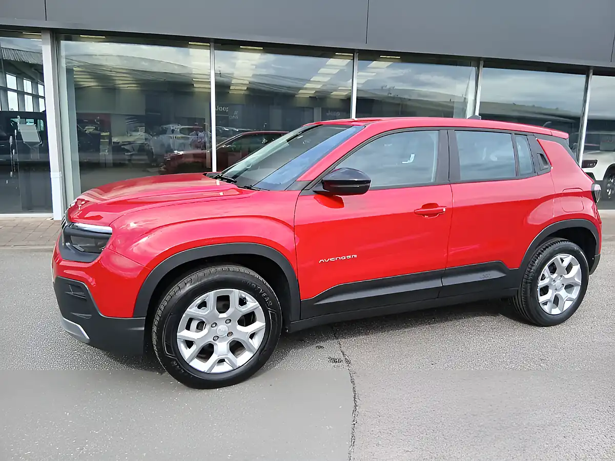 Used 2024 Jeep Avenger Altitude Red - Interior and Exterior details 3