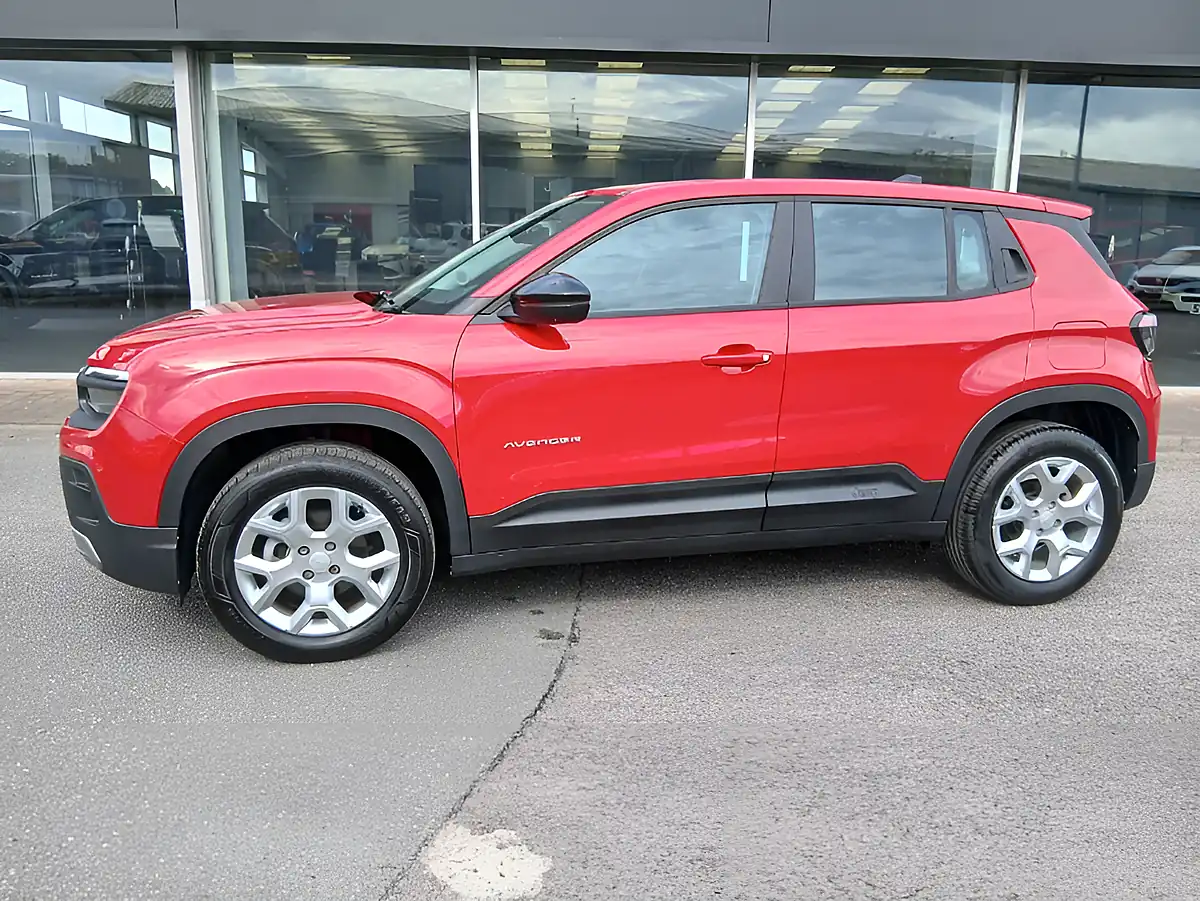 Used 2024 Jeep Avenger Altitude Red - Interior and Exterior details 5