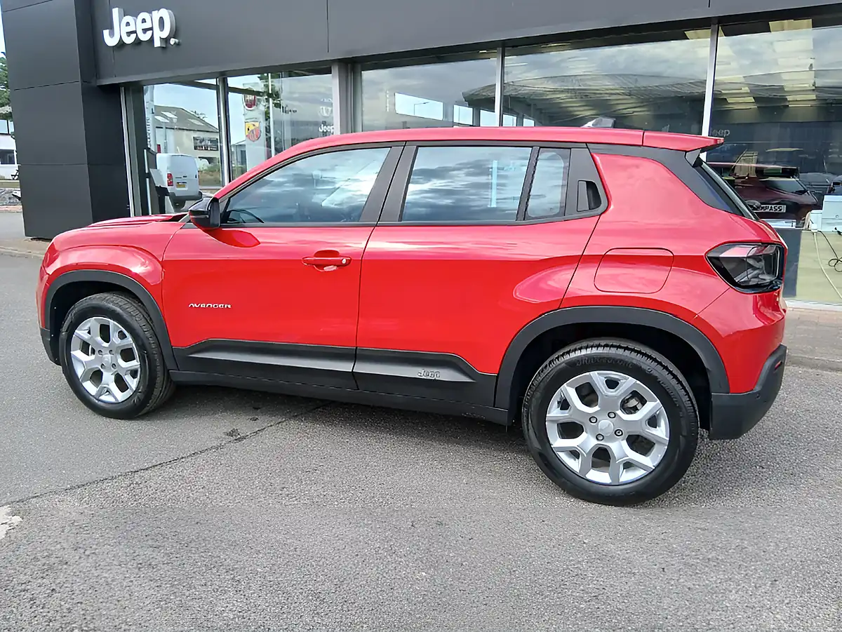 Used 2024 Jeep Avenger Altitude Red - Interior and Exterior details 6