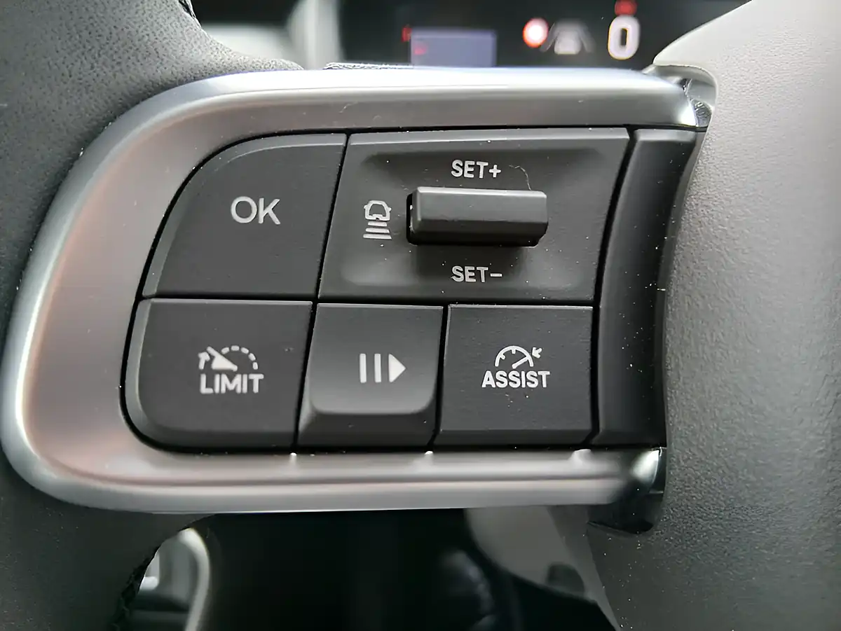 Used 2024 Jeep Avenger Altitude Red - Interior and Exterior details 8