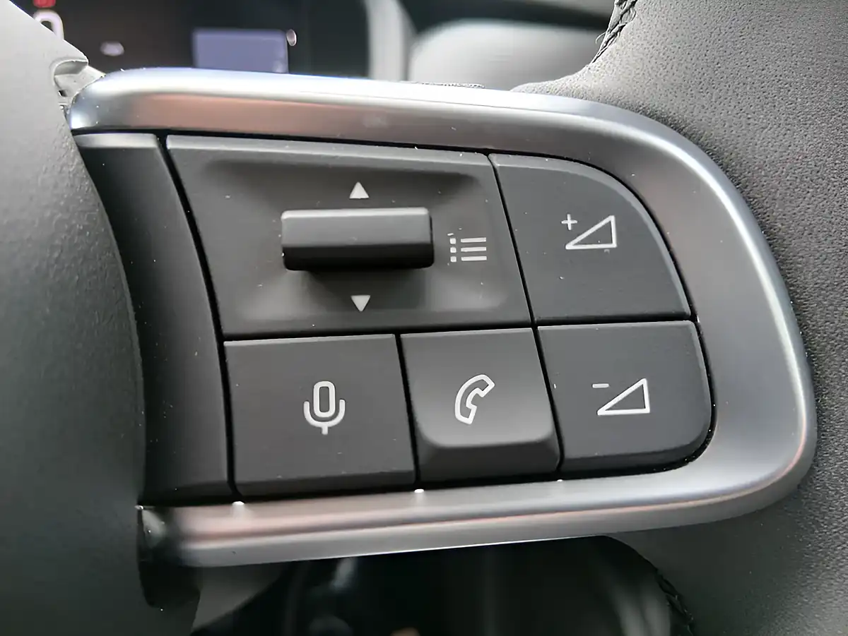 Used 2024 Jeep Avenger Altitude Red - Interior and Exterior details 9