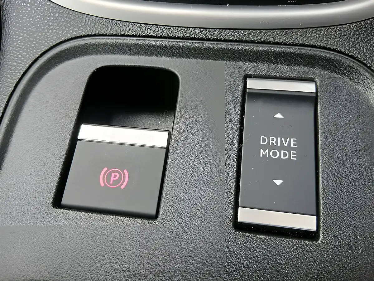 Used 2024 Jeep Avenger Altitude Red - Interior and Exterior details 14