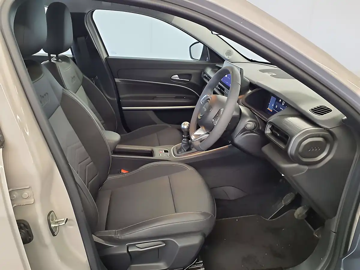 Used 2024 Jeep Avenger Altitude Snow - Interior and Exterior details 10