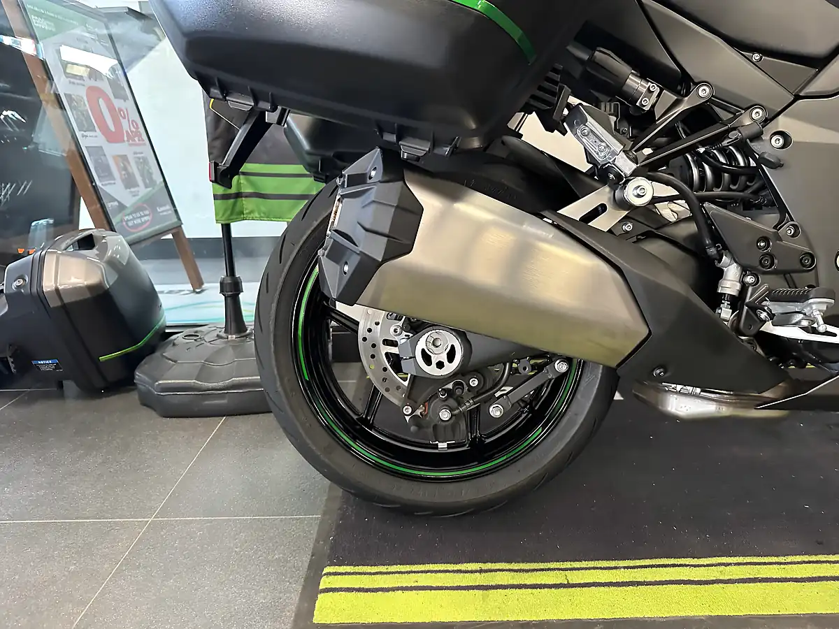 Used 2024 Kawasaki Ninja 1000 Sx Tourer Green - Interior and Exterior details 4