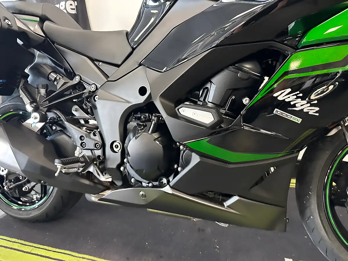 Used 2024 Kawasaki Ninja 1000 Sx Tourer Green - Interior and Exterior details 6