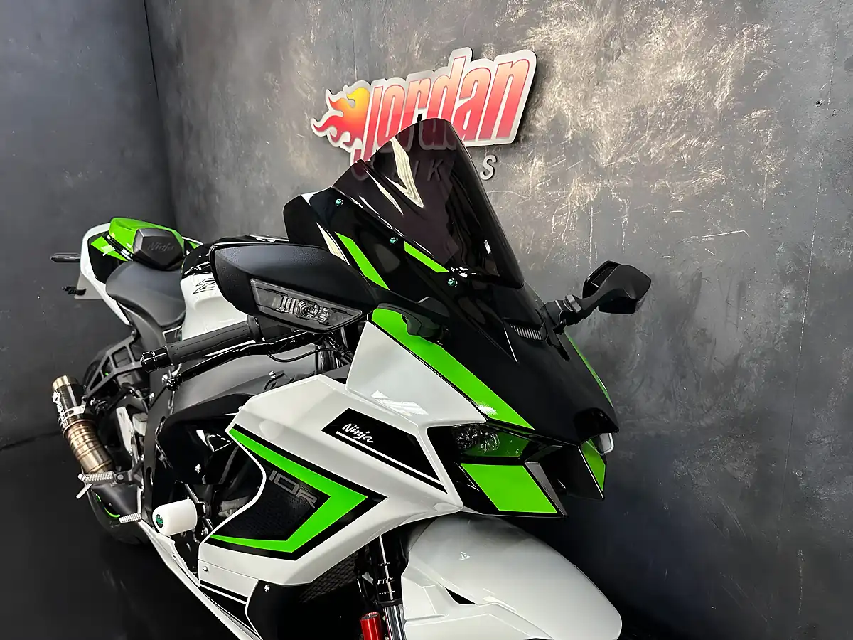 Used 2024 Kawasaki Ninja ZX-10R 1000 White - Interior and Exterior details 10