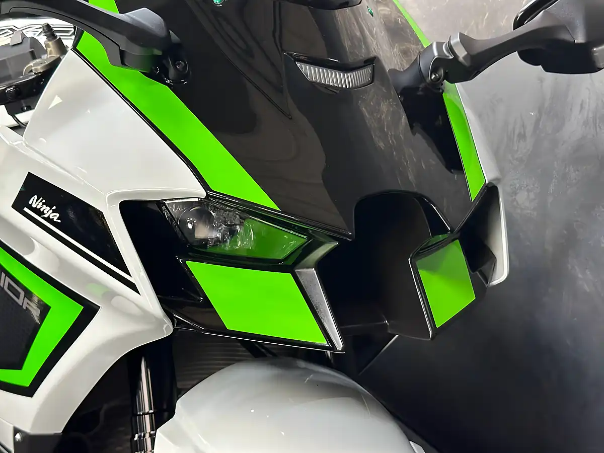 Used 2024 Kawasaki Ninja ZX-10R 1000 White - Interior and Exterior details 11