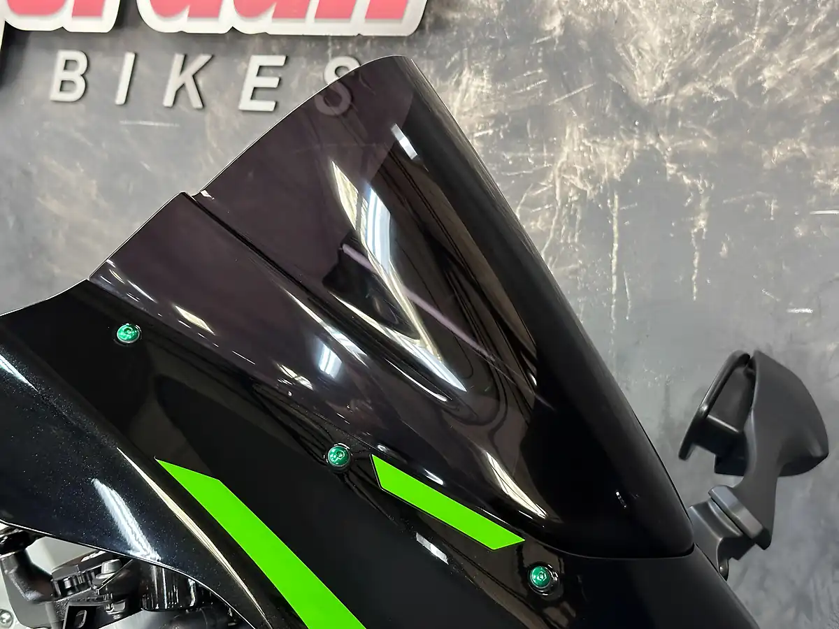 Used 2024 Kawasaki Ninja ZX-10R 1000 White - Interior and Exterior details 12