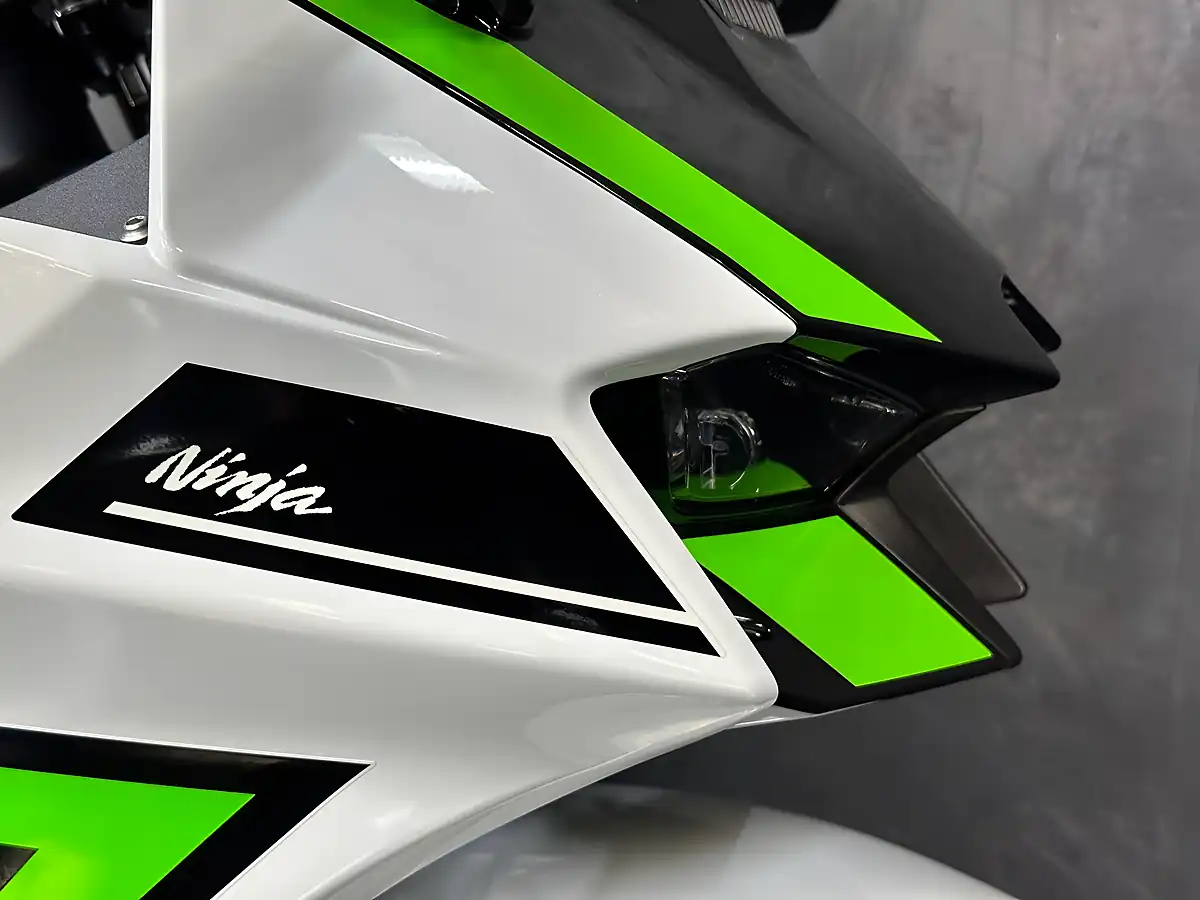 Used 2024 Kawasaki Ninja ZX-10R 1000 White - Interior and Exterior details 13