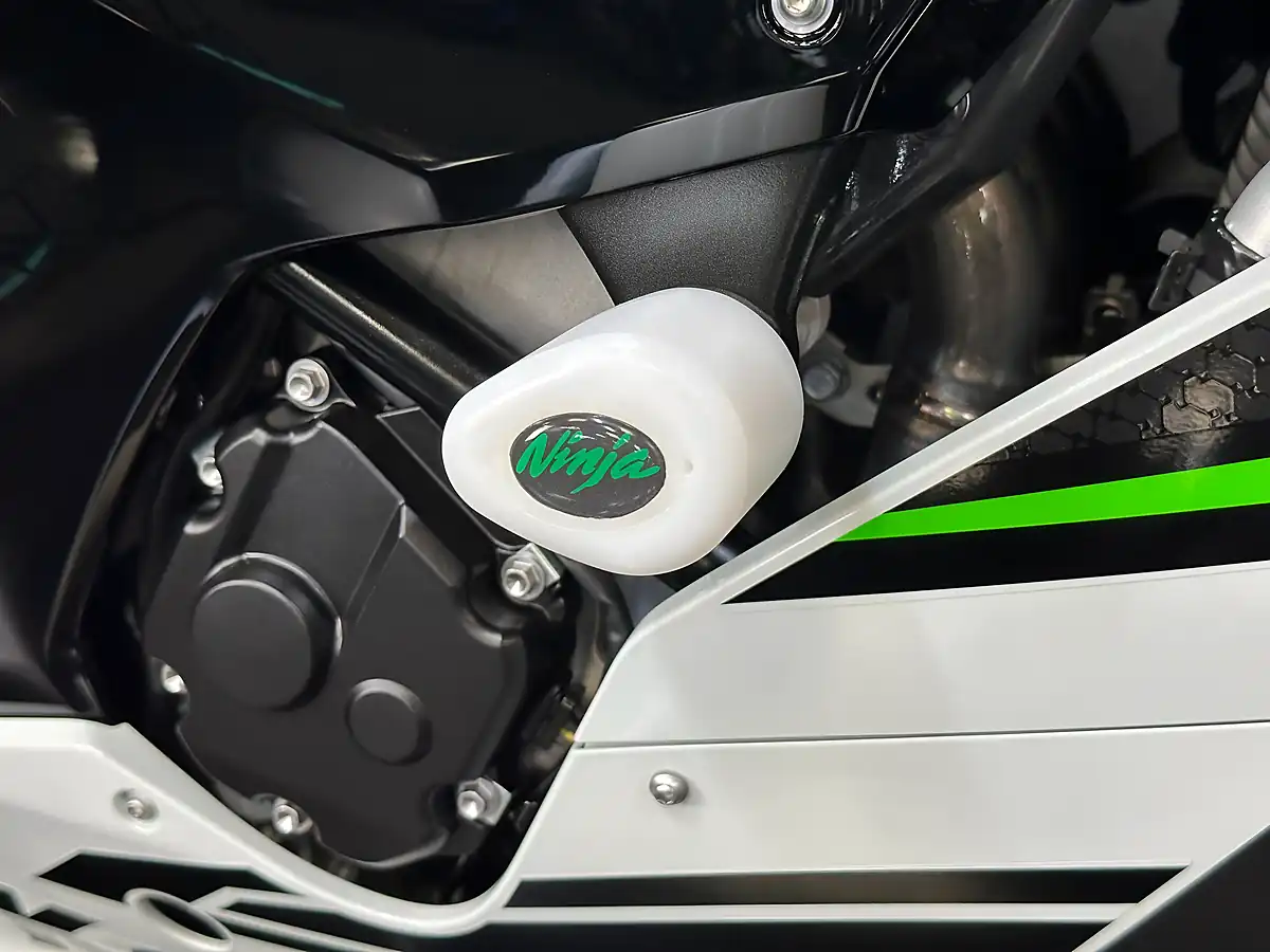Used 2024 Kawasaki Ninja ZX-10R 1000 White - Interior and Exterior details 18