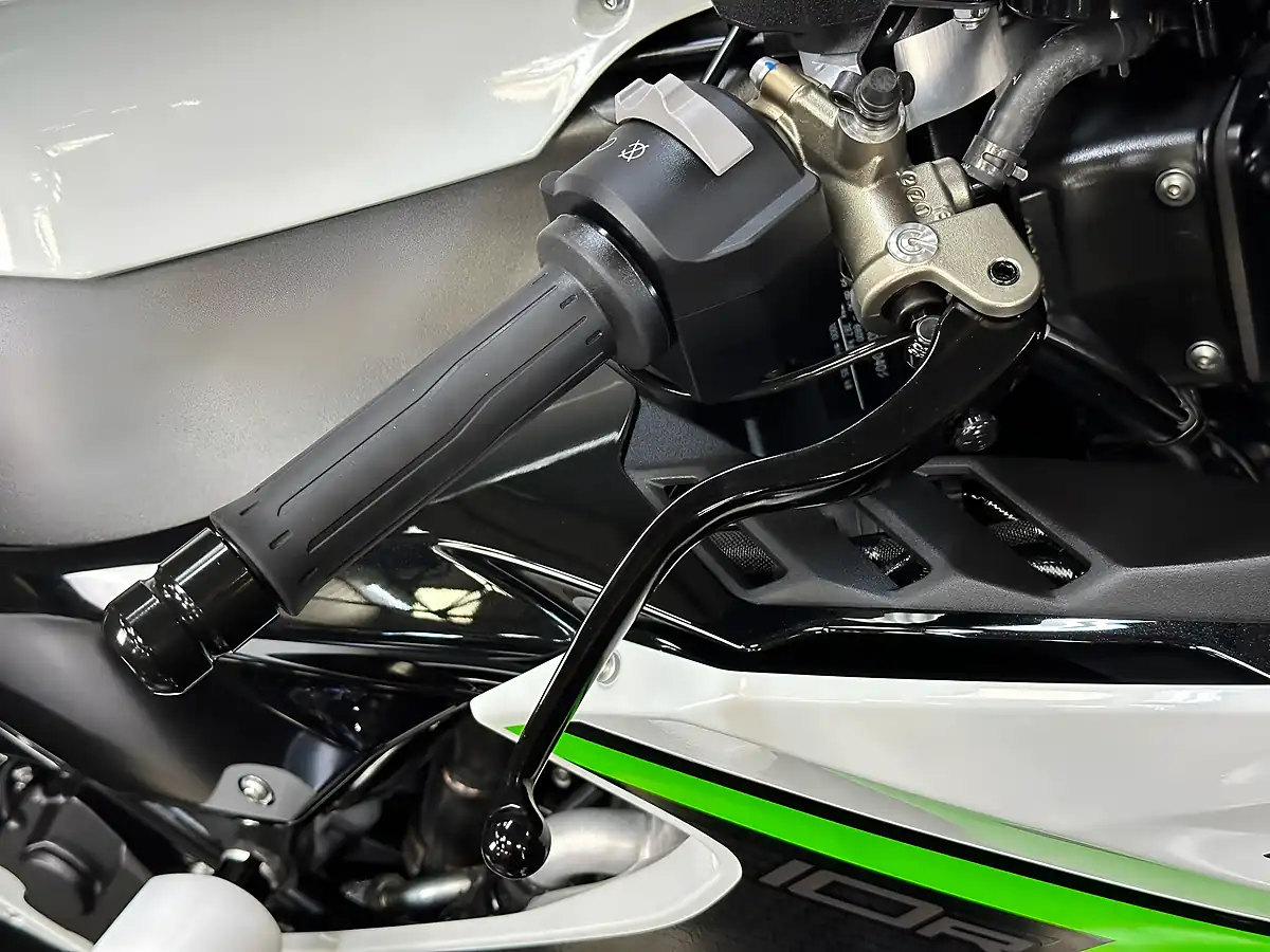 Used 2024 Kawasaki Ninja ZX-10R 1000 White - Interior and Exterior details 19