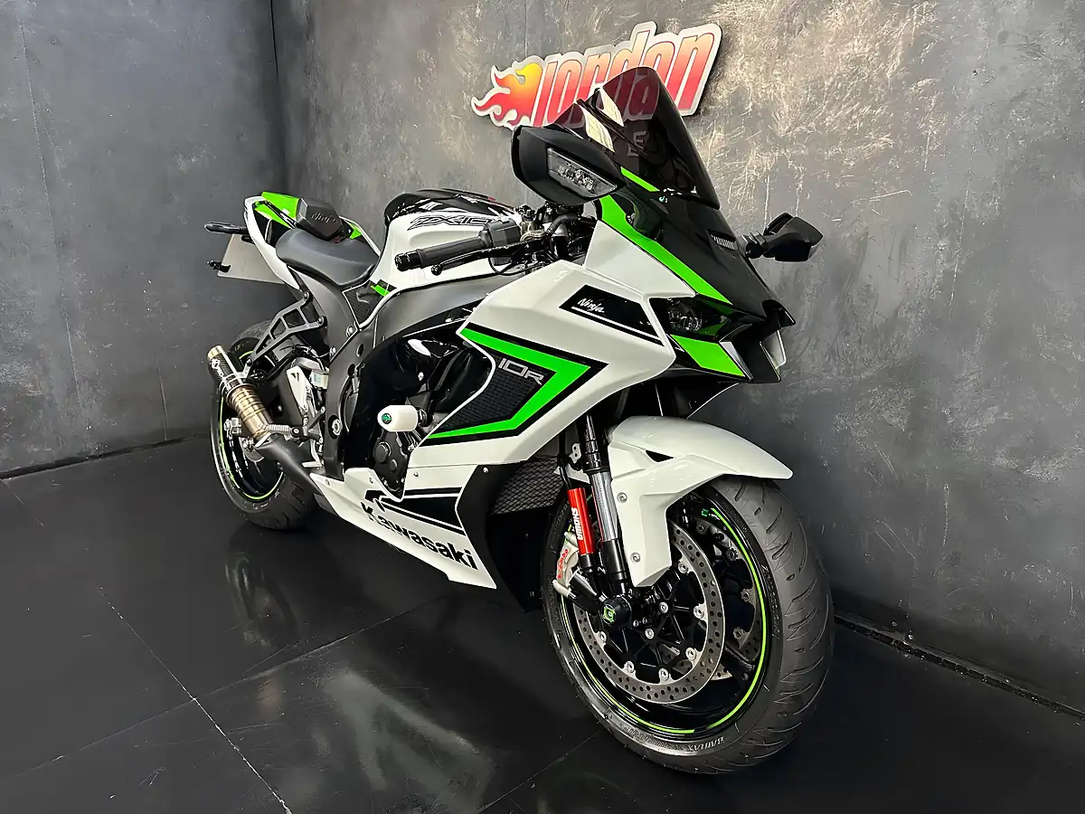 Used 2024 Kawasaki Ninja ZX-10R 1000 White - Interior and Exterior details 3