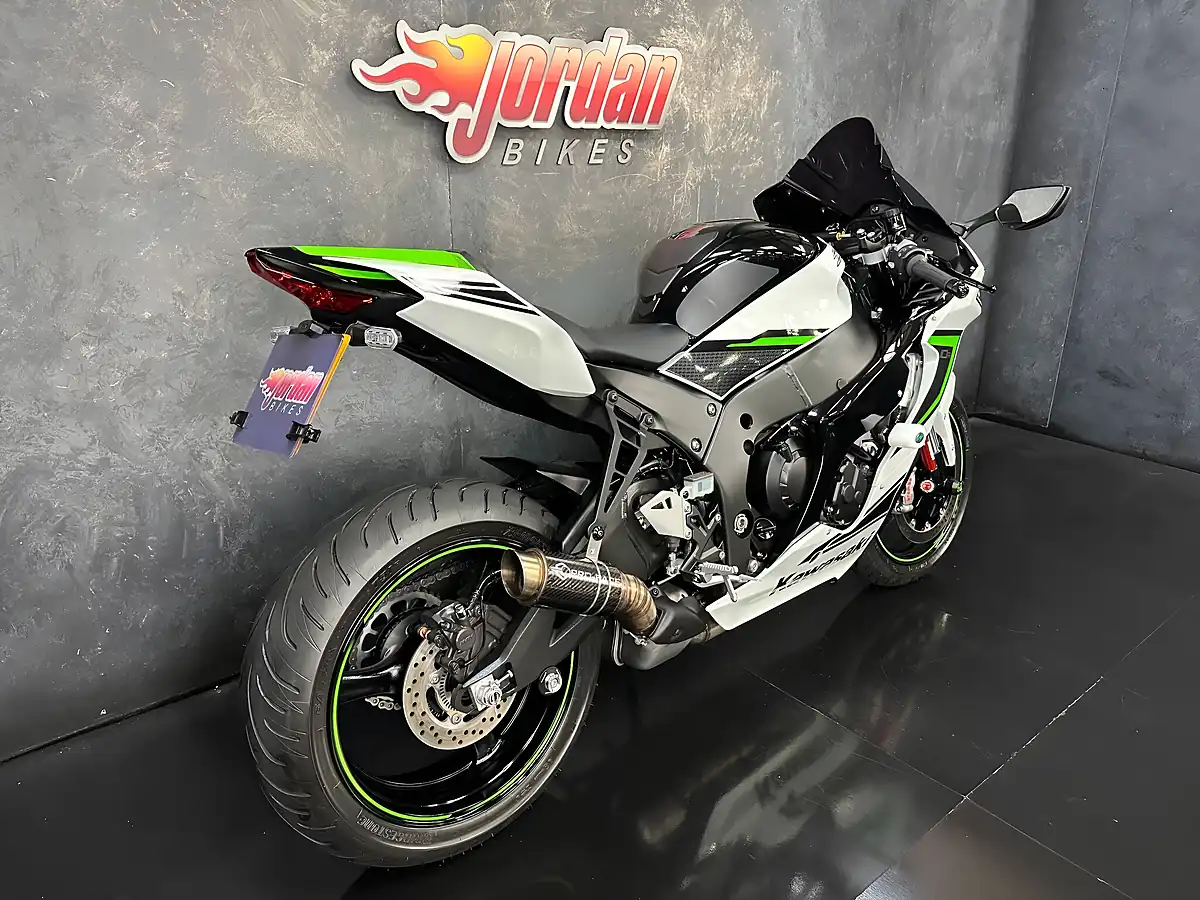Used 2024 Kawasaki Ninja ZX-10R 1000 White - Interior and Exterior details 5