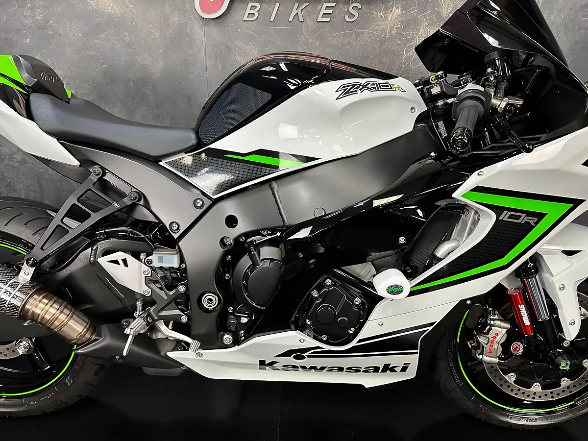 Used 2024 Kawasaki Ninja ZX-10R 1000 White - Interior and Exterior details 7
