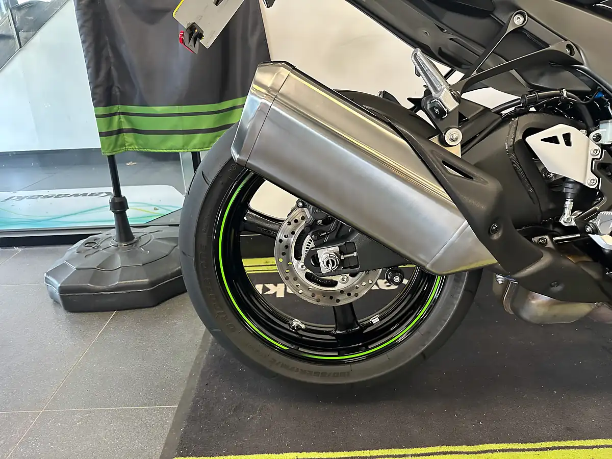 Used 2024 Kawasaki Ninja ZX-10R Super Sports Grey - Interior and Exterior details 4