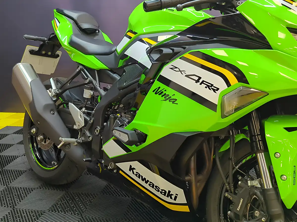 Used 2024 Kawasaki Ninja ZX-4RR Green - Interior and Exterior details 10