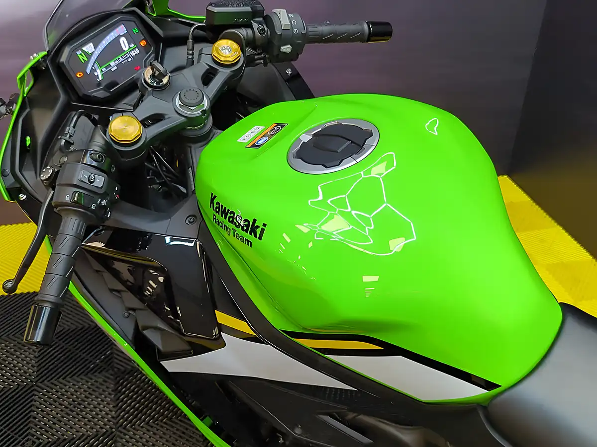 Used 2024 Kawasaki Ninja ZX-4RR Green - Interior and Exterior details 13