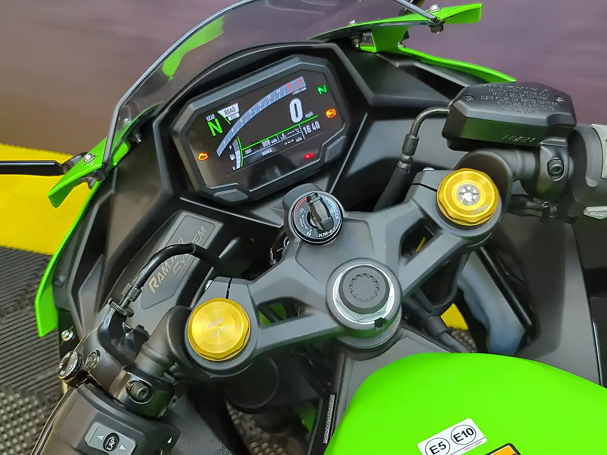 Used 2024 Kawasaki Ninja ZX-4RR Green - Interior and Exterior details 14