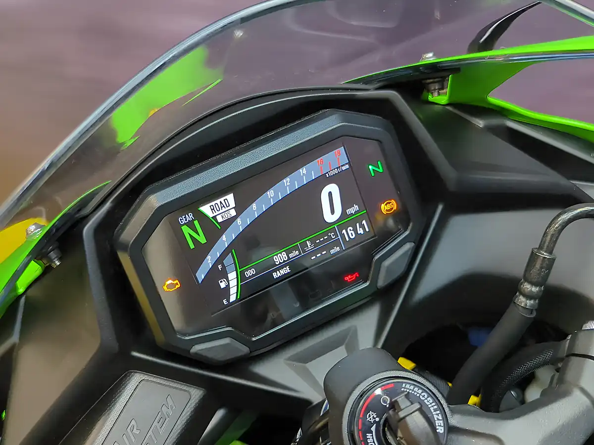 Used 2024 Kawasaki Ninja ZX-4RR Green - Interior and Exterior details 15