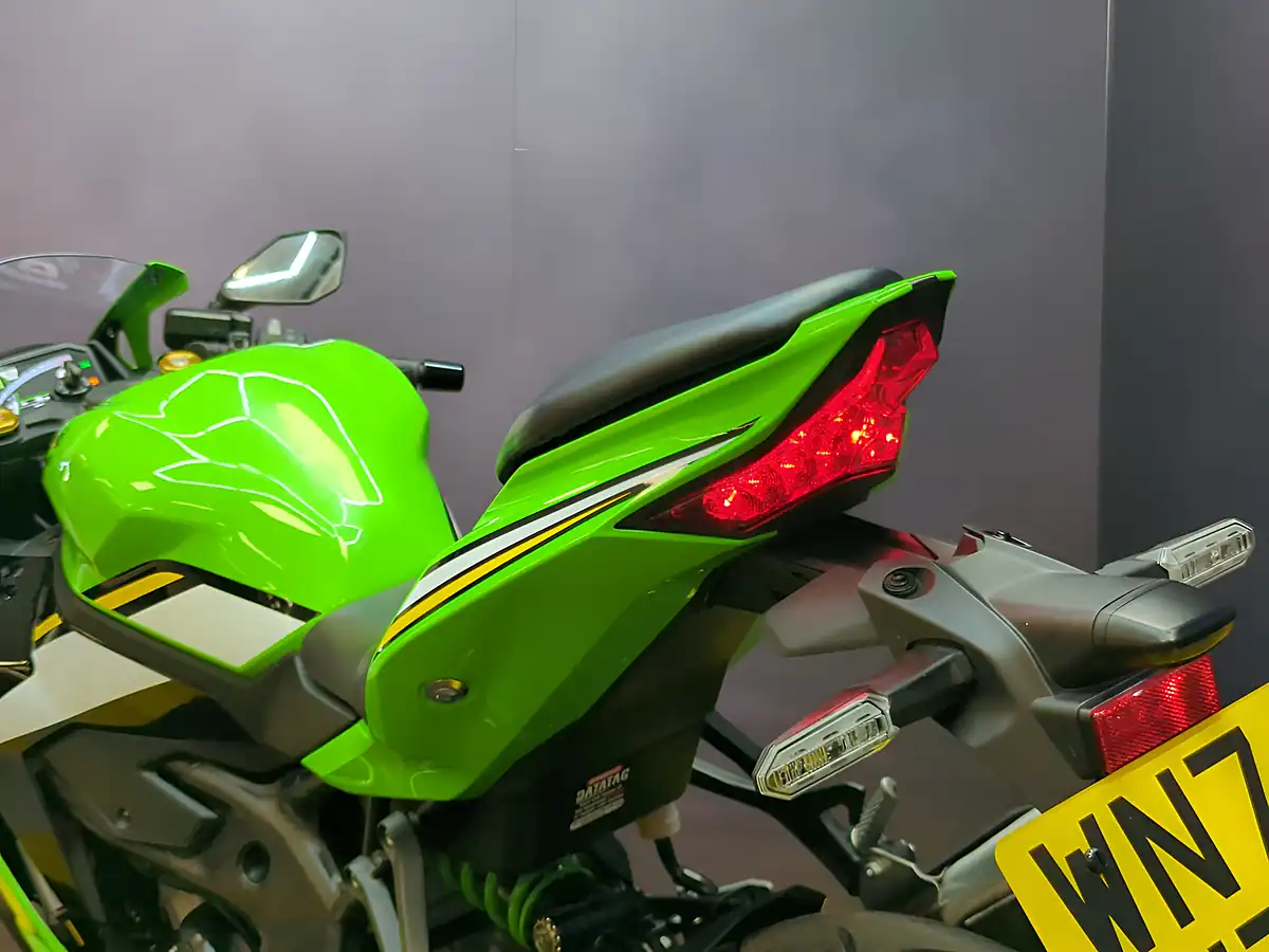 Used 2024 Kawasaki Ninja ZX-4RR Green - Interior and Exterior details 17