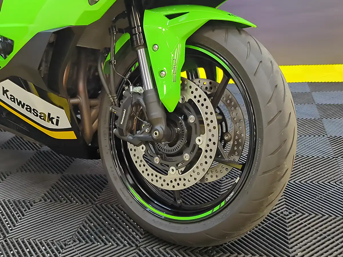 Used 2024 Kawasaki Ninja ZX-4RR Green - Interior and Exterior details 19