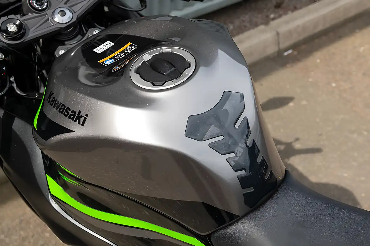 Used 2024 Kawasaki Ninja ZX-6R Grey - Interior and Exterior details 20