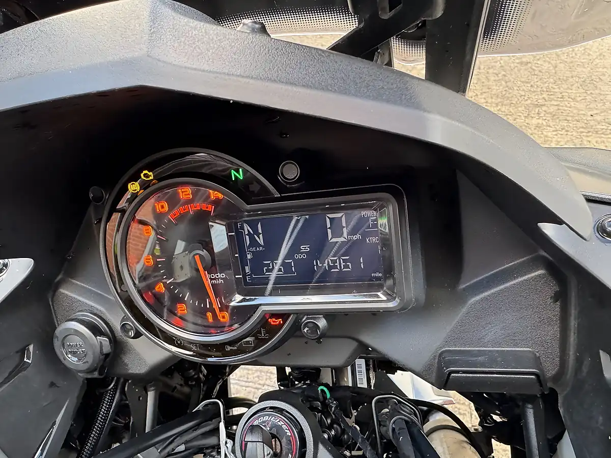 Used 2024 Kawasaki Versys 1000 Grey - Interior and Exterior details 10