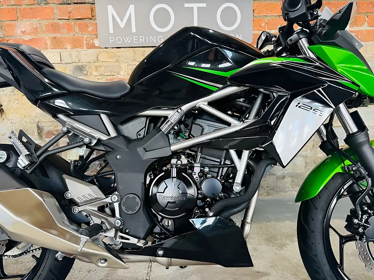 Used 2024 Kawasaki Z125 Lrfnn Green - Interior and Exterior details 7