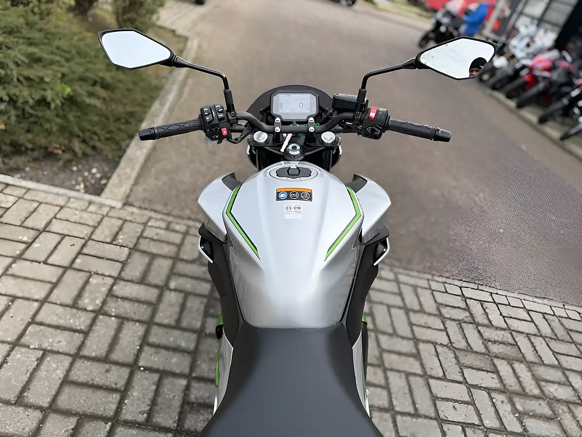 Used 2024 Kawasaki Z7 Silver/Green - Interior and Exterior details 10