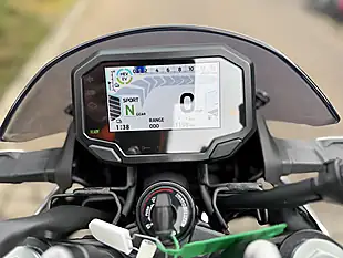 Used 2024 Kawasaki Z7 Silver/Green - Interior and Exterior details 11