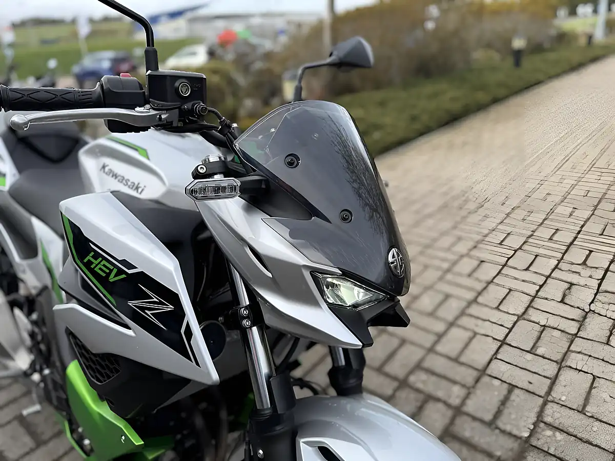 Used 2024 Kawasaki Z7 Silver/Green - Interior and Exterior details 17