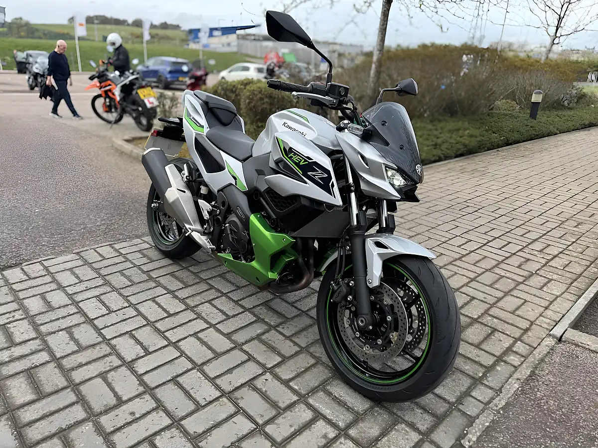 Used 2024 Kawasaki Z7 Silver/Green - Interior and Exterior details 3