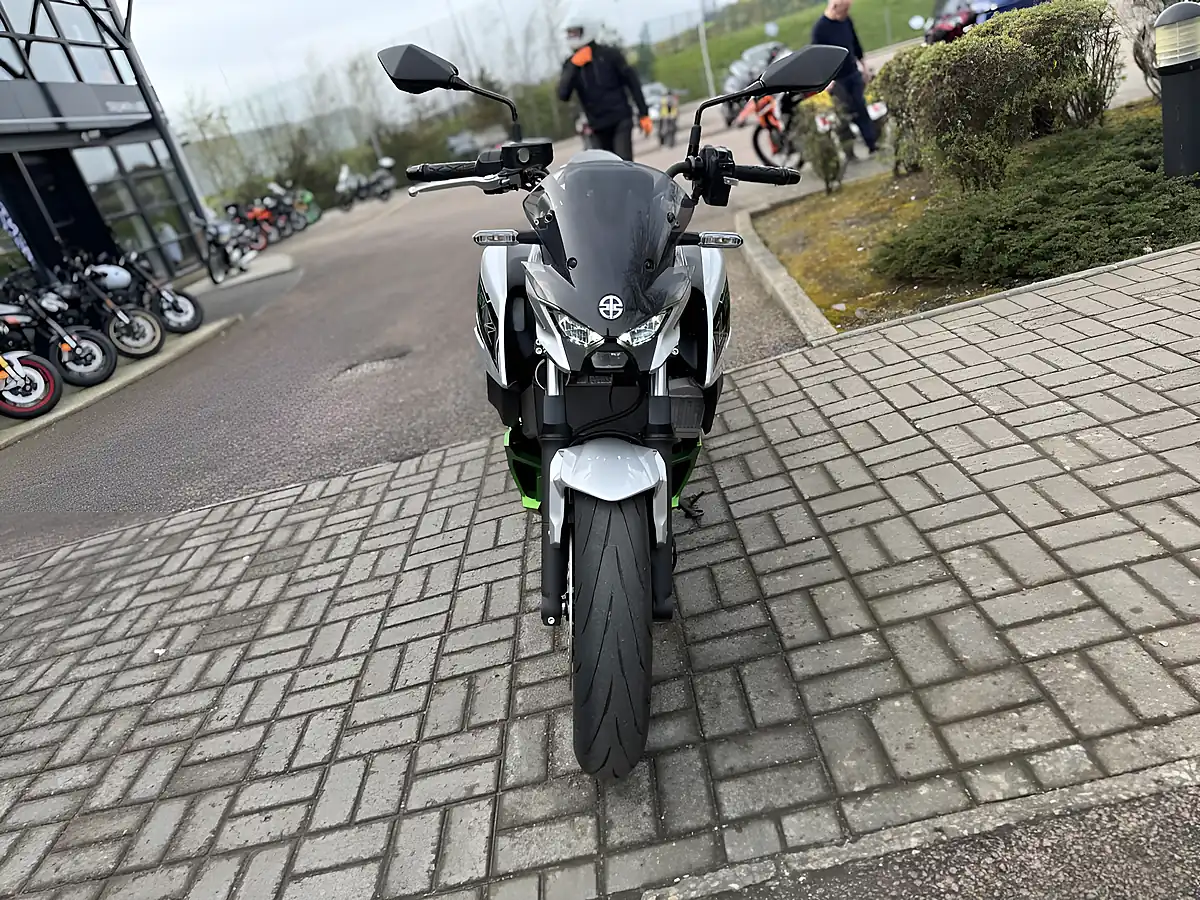 Used 2024 Kawasaki Z7 Silver/Green - Interior and Exterior details 4