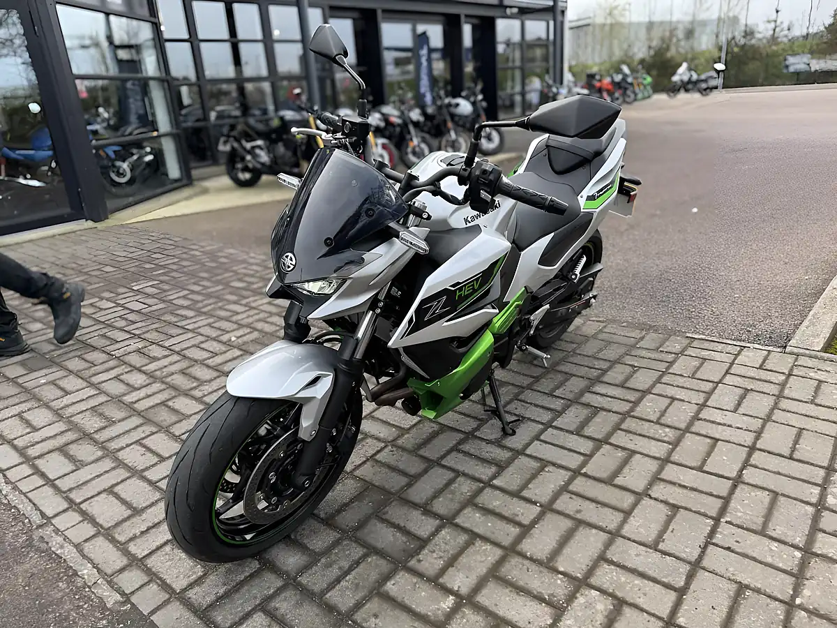 Used 2024 Kawasaki Z7 Silver/Green - Interior and Exterior details 5