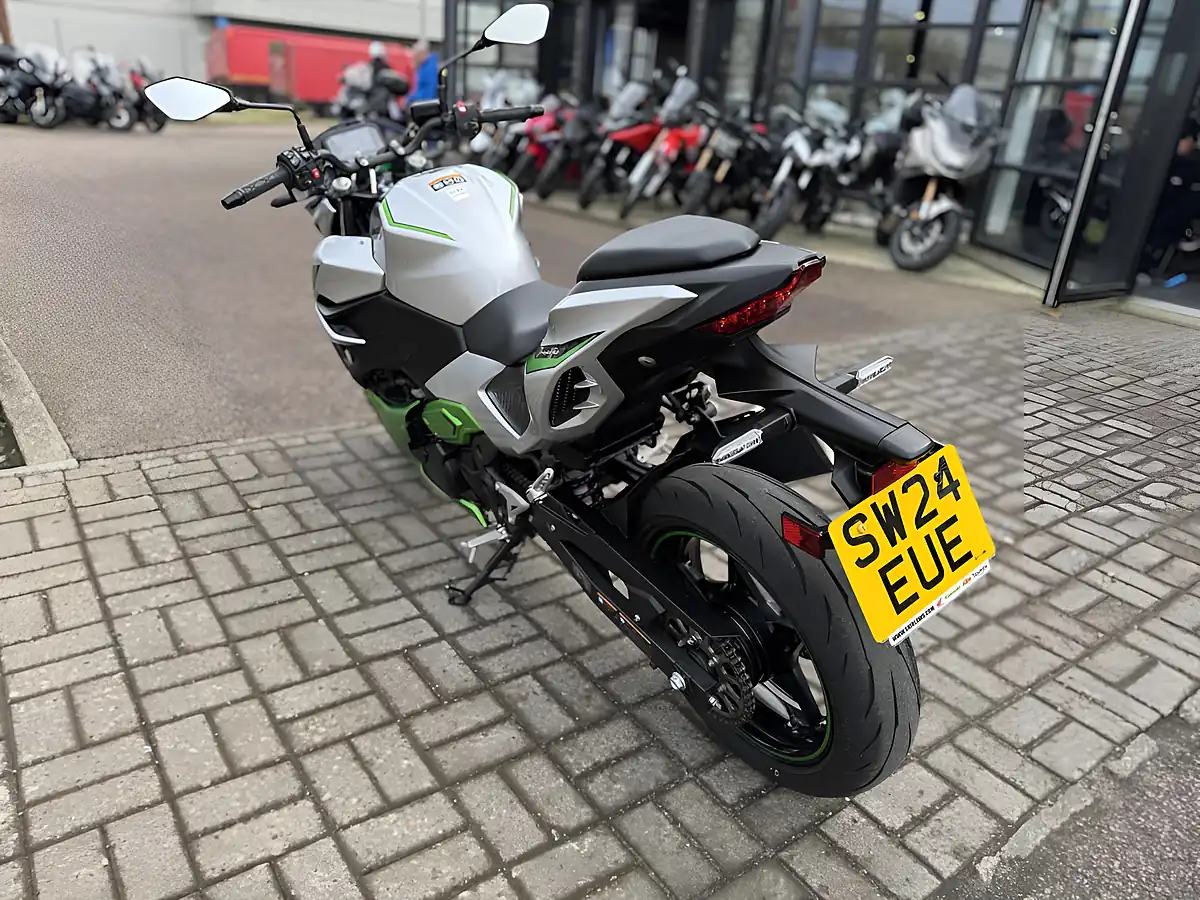 Used 2024 Kawasaki Z7 Silver/Green - Interior and Exterior details 7