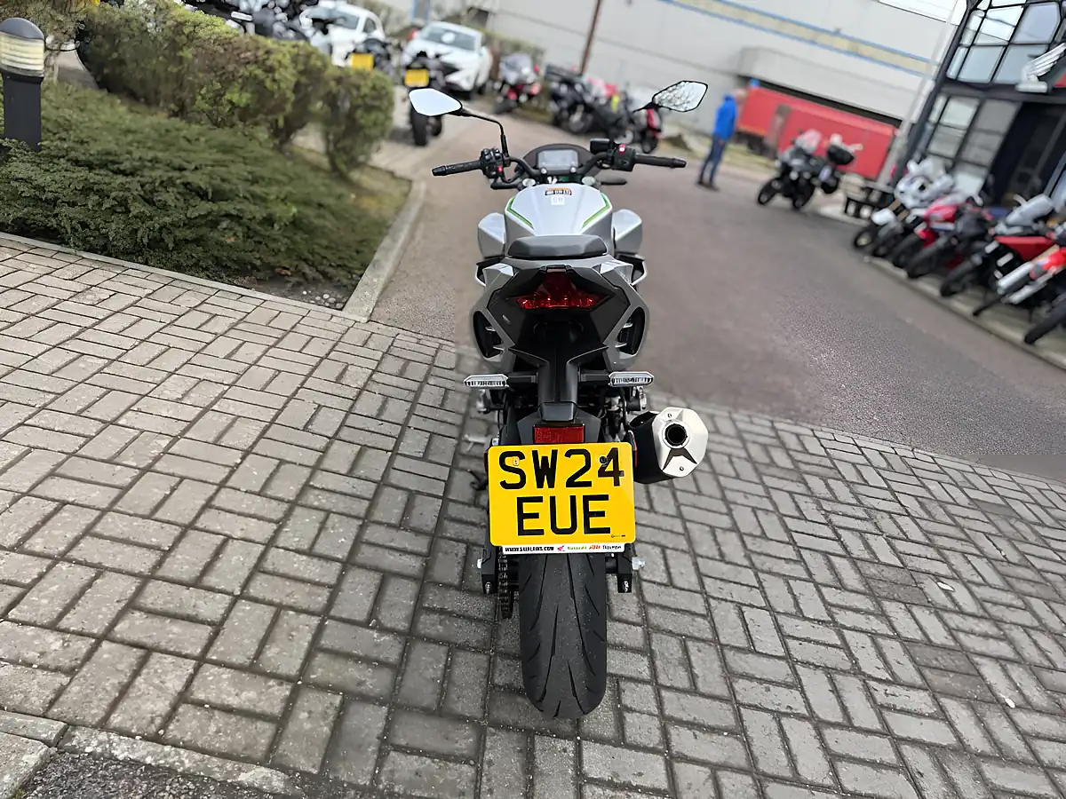 Used 2024 Kawasaki Z7 Silver/Green - Interior and Exterior details 8