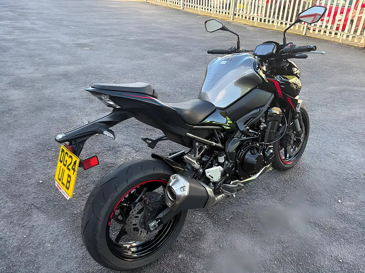 Used 2024 Kawasaki Z900 Super Naked Silver - Interior and Exterior details 3