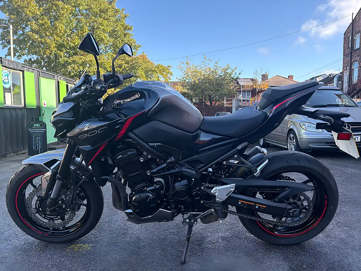 Used 2024 Kawasaki Z900 Super Naked Silver - Interior and Exterior details 5