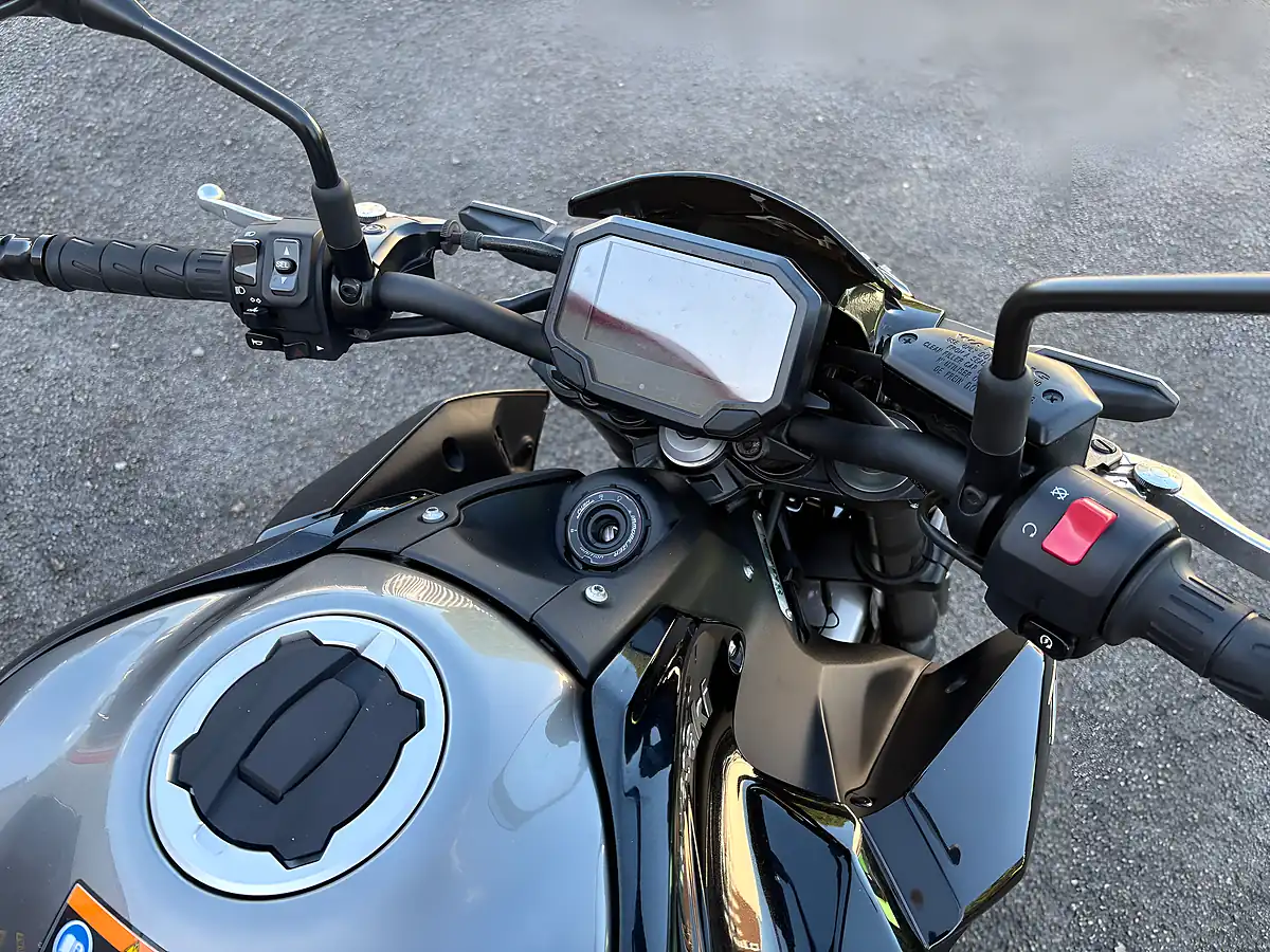 Used 2024 Kawasaki Z900 Super Naked Silver - Interior and Exterior details 7