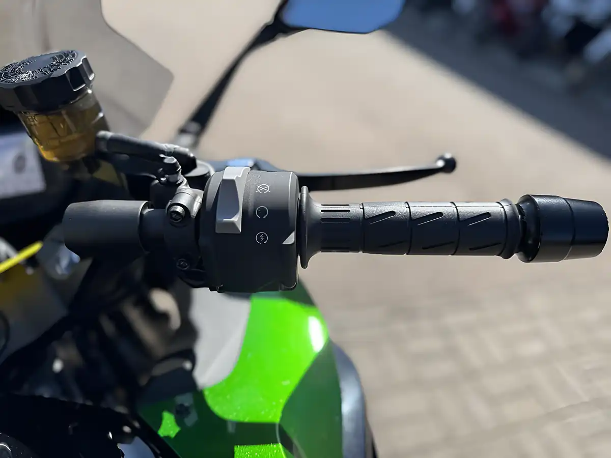 Used 2024 Kawasaki Zx 1002 Ninja 1000 Sx Green - Interior and Exterior details 12