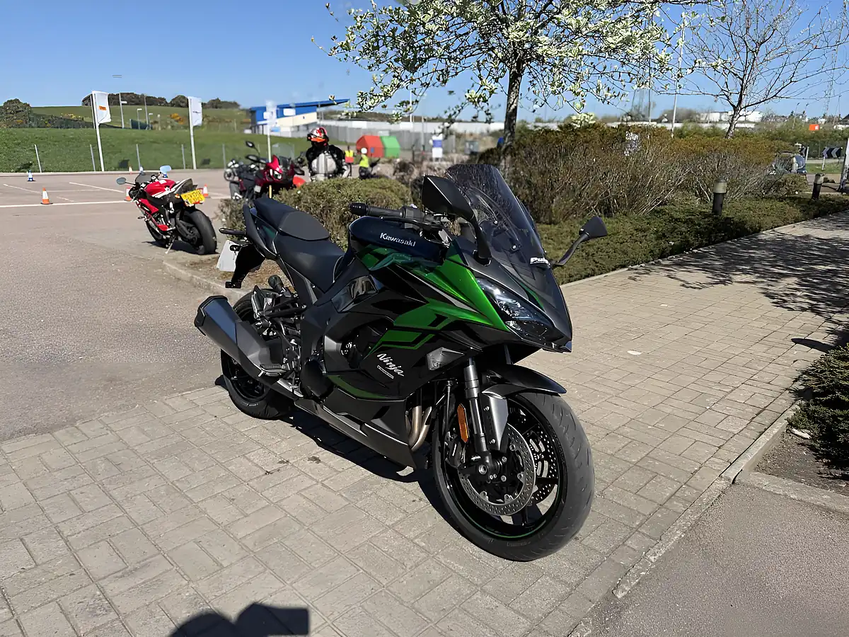 Used 2024 Kawasaki Zx 1002 Ninja 1000 Sx Green - Interior and Exterior details 3