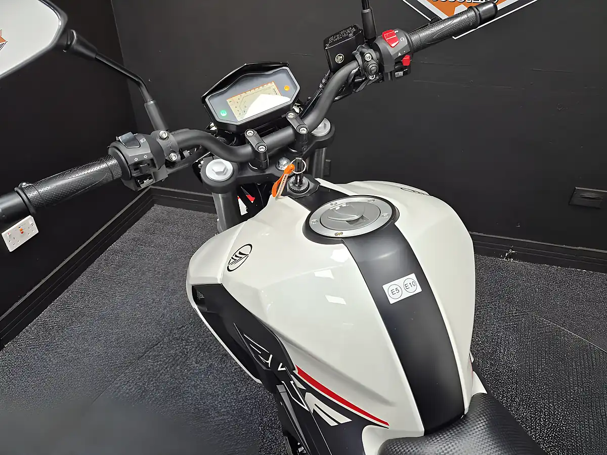 Used 2024 Keeway Rkf 125 White - Interior and Exterior details 9
