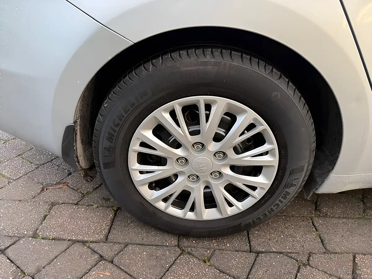 Used 2024 Kia Ceed Sportswagon Silver - Interior and Exterior details 11