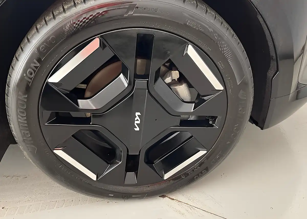 Used 2024 Kia EV3 GT-Line Shale Grey - Interior and Exterior details 17