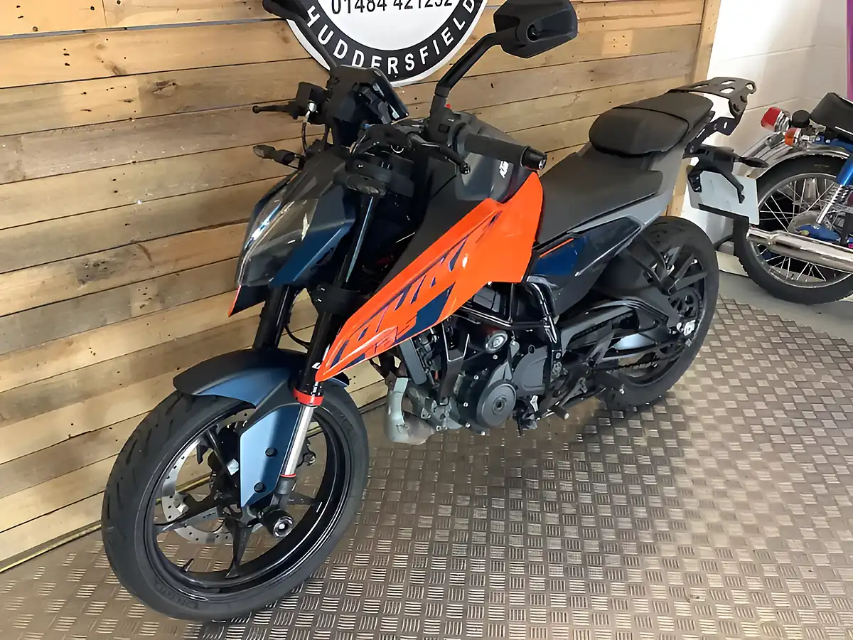 Used 2024 Ktm 125 Duke X-Ring Orange - Interior and Exterior details 3